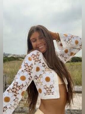 MOON & MADISON DAISY
CROCHET TIE-FRONT
CROPPED BELL SLEEVE
CARDIGAN
